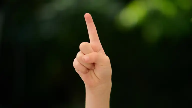 Barnehånd rakt i vejret