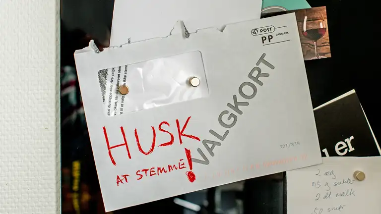 Kuvert med valgkort på opslagstavle