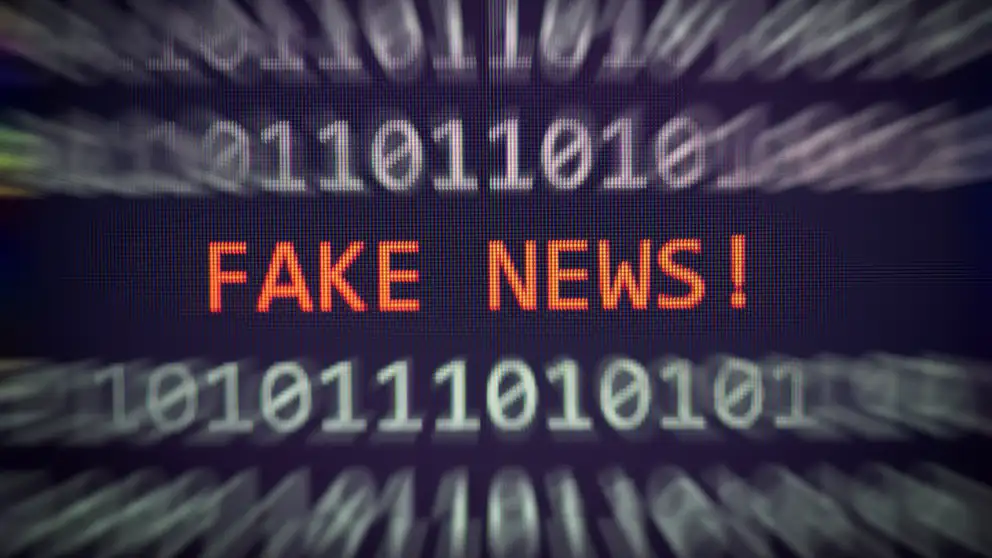 Grafisk illustration af computer kode-tal og en tekst, hvor der står fake news