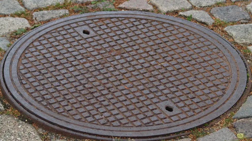 Billede af et kloakdæksel