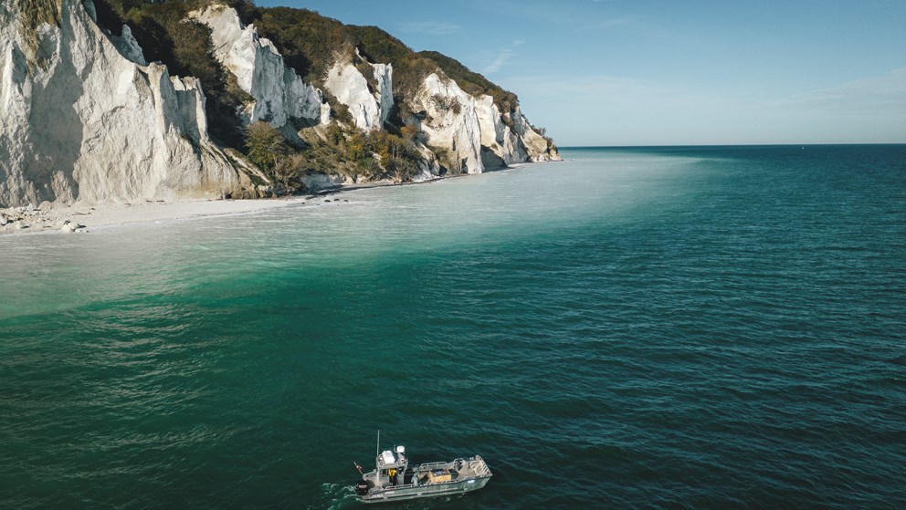 Møns Klint med lille båd i forgrunden
