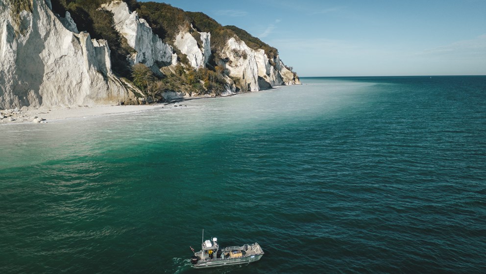 Møns Klint med lille båd i forgrunden