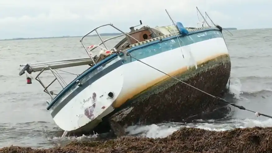 Billede af en båd, ved navn "Inga" der ligger i vandkanten. 