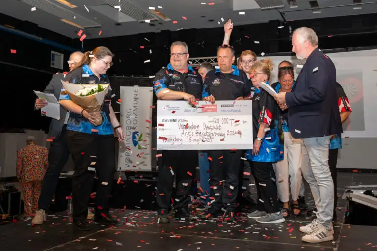 En gruppe mennesker der bliver hyldet for at have vundet kategorien "Årets Idrætsforening".