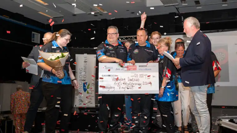 En gruppe mennesker der bliver hyldet for at have vundet kategorien "Årets Idrætsforening".