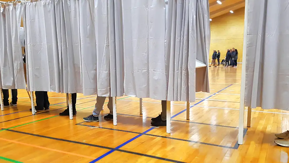 Billede af stemmebokse i en gymnastiksal