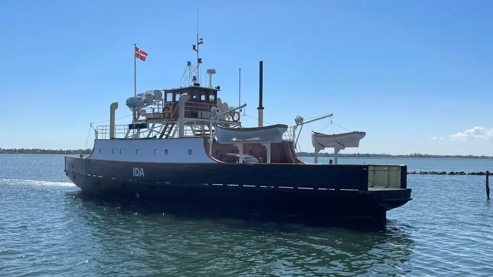 Færgen Ida på vej i havn