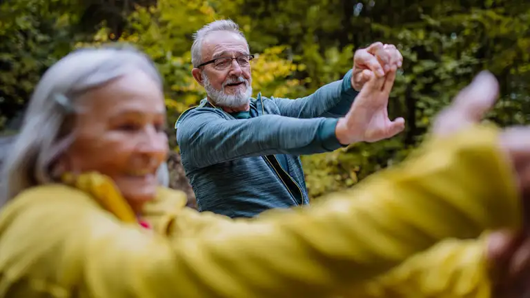 To ældre mennesker der laver sport 
